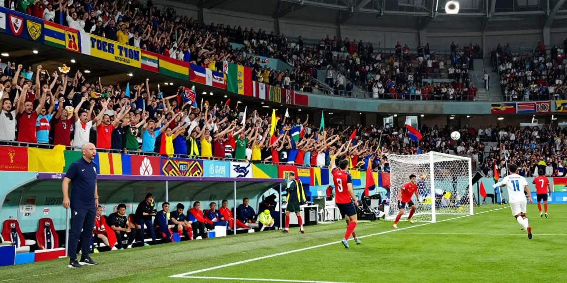 Prediksi piala dunia 2026 saat pertandingan sepak bola dengan penggemar bersorak di stadion.