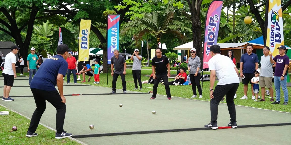 Aktivitas turnamen petanque di fopikotakendari.org dengan pemain bersaing dan penonton meriah.
